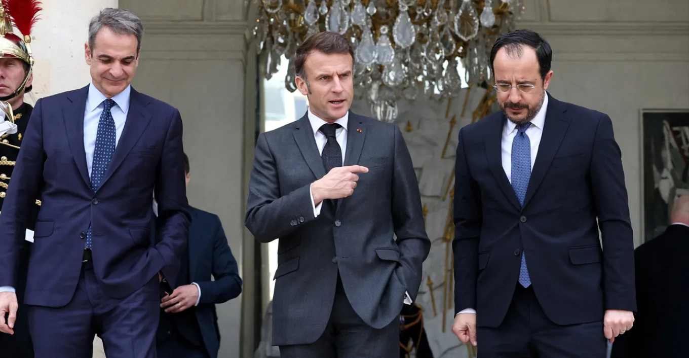 Μητσοτάκης και Μακρόν στην Κύπρο: Μήνυμα αλληλεγγύης και ενίσχυσης ασφαλείας, τριμερής συνάντηση με Χριστοδουλίδη