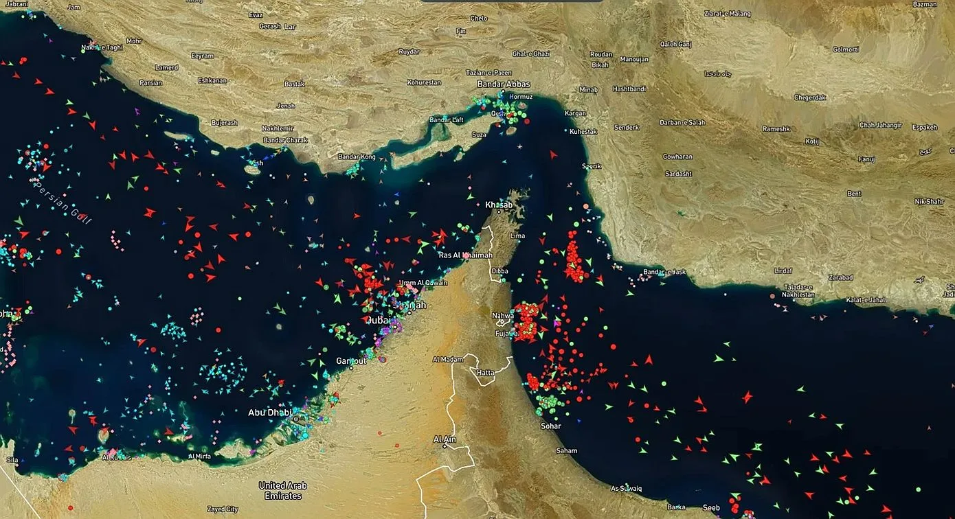 Ιράν και Ορμούζ: Προειδοποιήσεις, φωτιά στη Φουτζάιρα και ανησυχία για την αγορά πετρελαίου