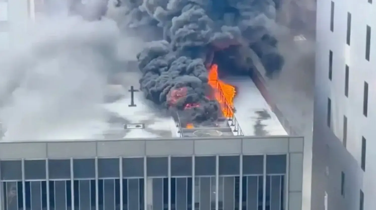 Συναγερμός στο κέντρο του Μανχάταν: Πυρκαγιά κοντά στη διαδρομή της μεγάλης παρέλασης