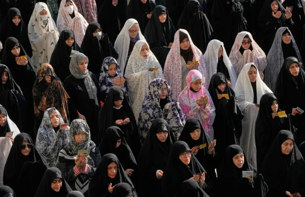 Μαζική προσευχή στην Τεχεράνη για το τέλος του Ραμαζανιού εν μέσω πολέμου