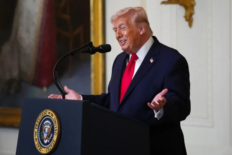 Τραμπ για Πούτιν: «Μπορεί να βοηθάει λίγο το Ιράν»