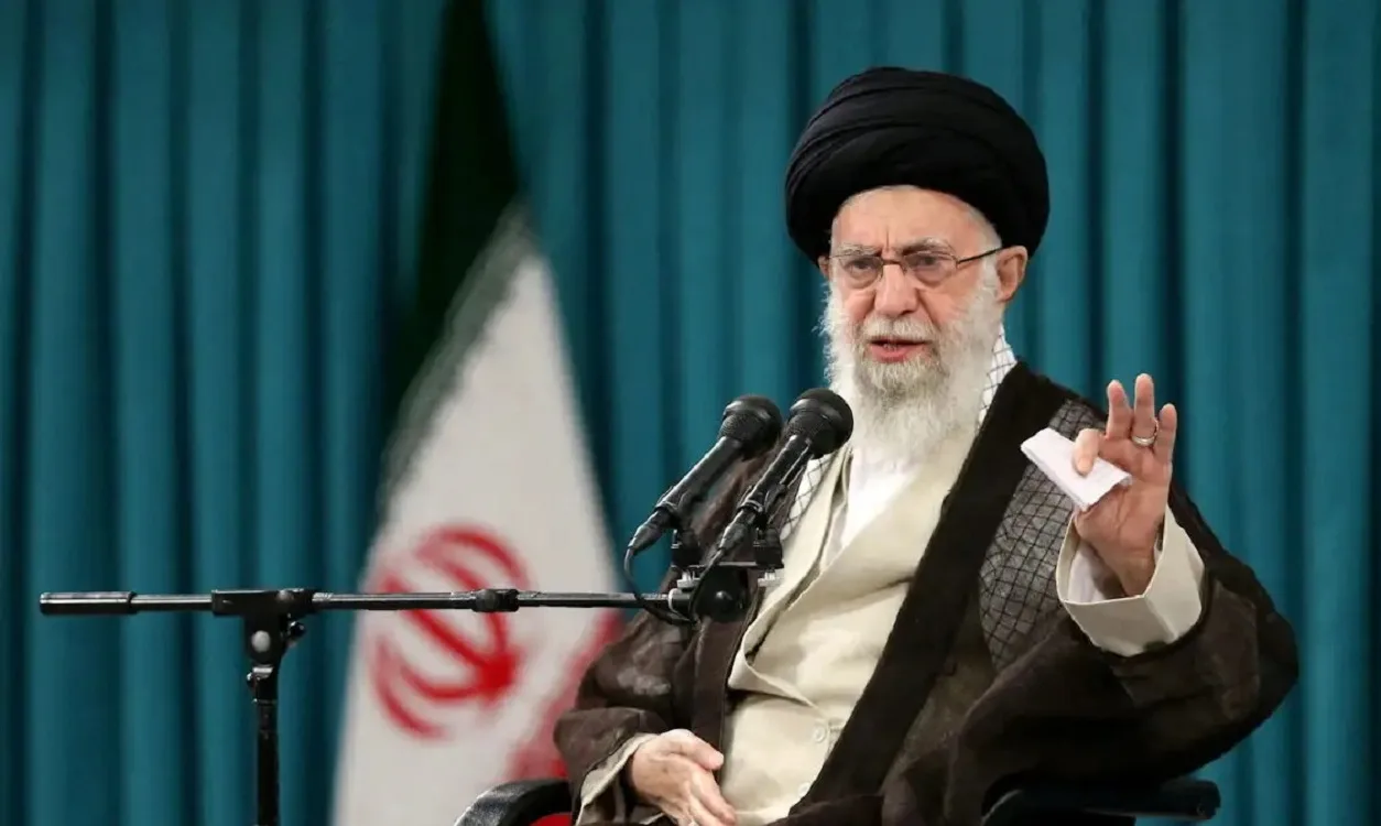 Ιράν: Ποιος «κάρφωσε» τον Χαμεινεϊ ;, 30 βόμβες στο σπίτι που έμενε