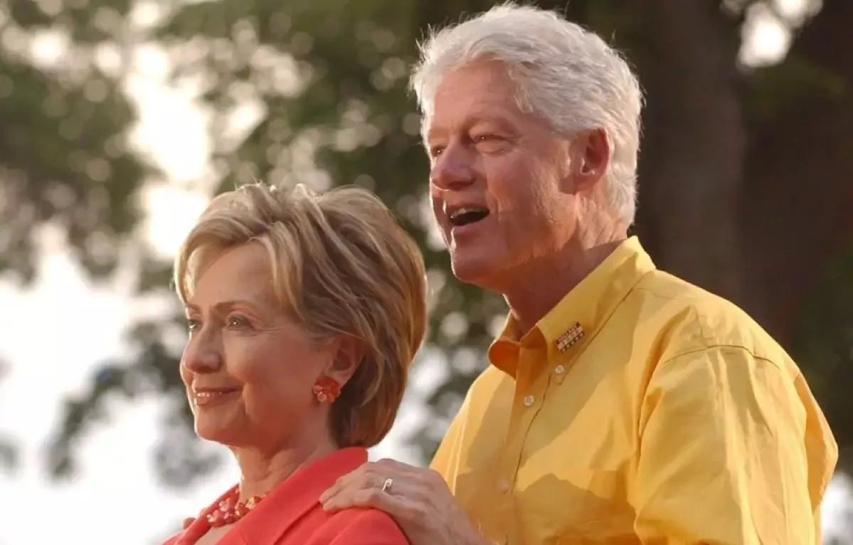 Ένταση στην κατάθεση Κλίντον για Έπστιν: Απειλή αποχώρησης μετά από διαρροή φωτογραφίας