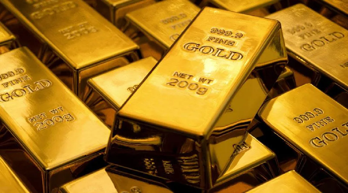 Πιέσεις στον χρυσό καθώς ενισχύεται το πετρέλαιο και το δολάριο