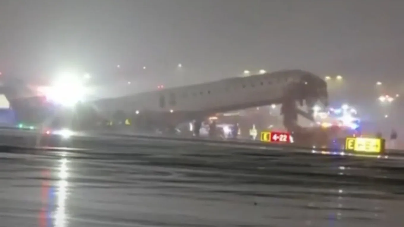 Τρόμος από τον αέρα: Η στιγμή της σύγκρουσης του αεροσκάφους της Air Canada Express με το πυροσβεστικό όχημα στο αεροδρόμιο LaGuardia, ΒΙΝΤΕΟ