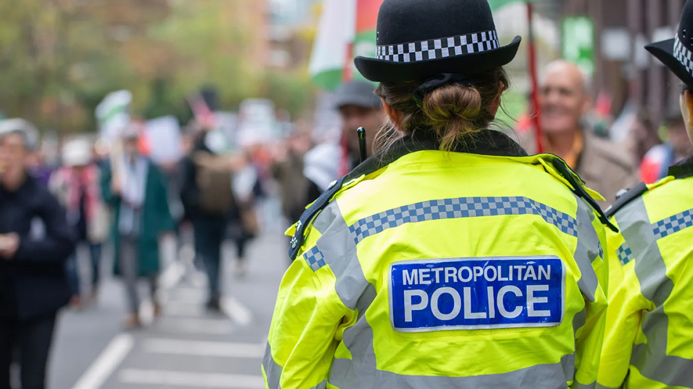 Βρετάνια: Χειροπέδες σε 4 άνδρες για κατασκοπεία