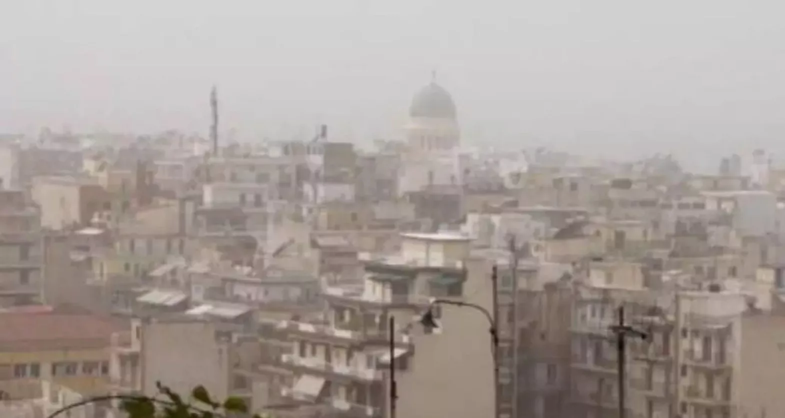 Καιρός: Αποπνικτική ατμόσφαιρα με αφρικανική σκόνη την Πέμπτη – Πού θα βρέξει