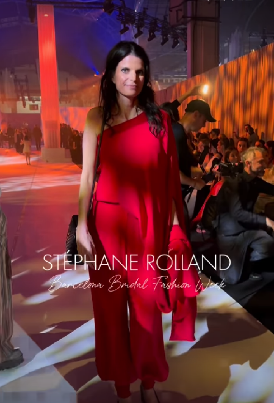 Η Αθηνά Ωνάση με κόκκινη ολόσωμη φόρμα σε επίδειξη μόδας στη Βαρκελώνη