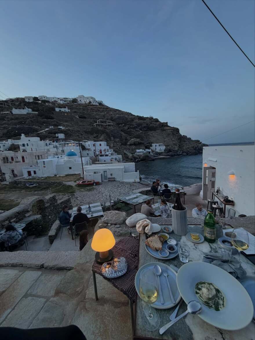 Στην Σίφνο η Έμιλι Ραταϊκόφσκι: Οι αποκαλυπτικές φωτογραφίες στο Instagram και το βίντεο με το γλίστρημα