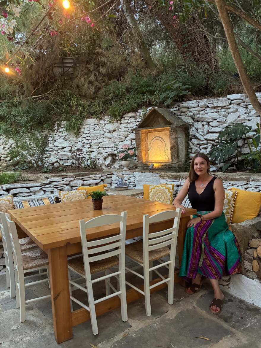 Αγκαλιά στην Τήνο ο Νίκος Ψαρράς και η Έλενα Καρακούλη, δείτε φωτογραφίες από τις διακοπές τους