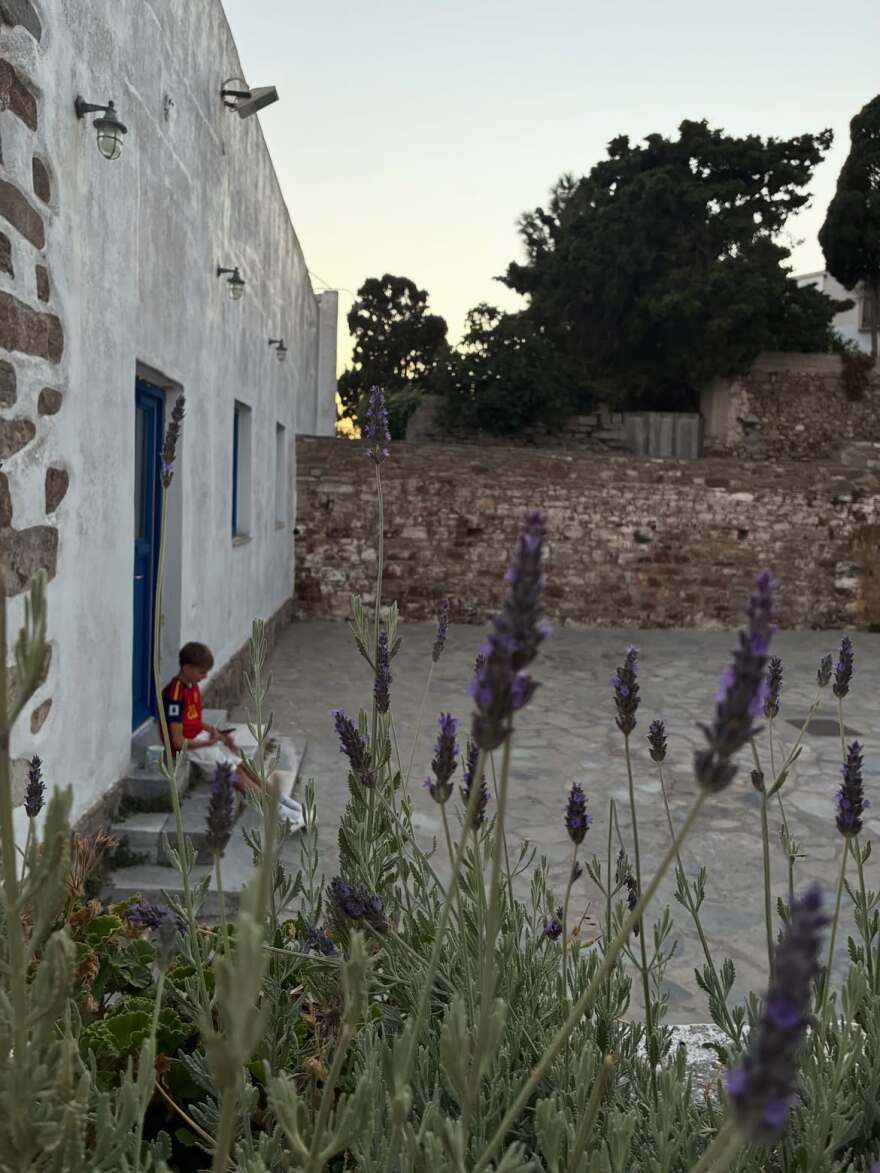 Αγκαλιά στην Τήνο ο Νίκος Ψαρράς και η Έλενα Καρακούλη, δείτε φωτογραφίες από τις διακοπές τους