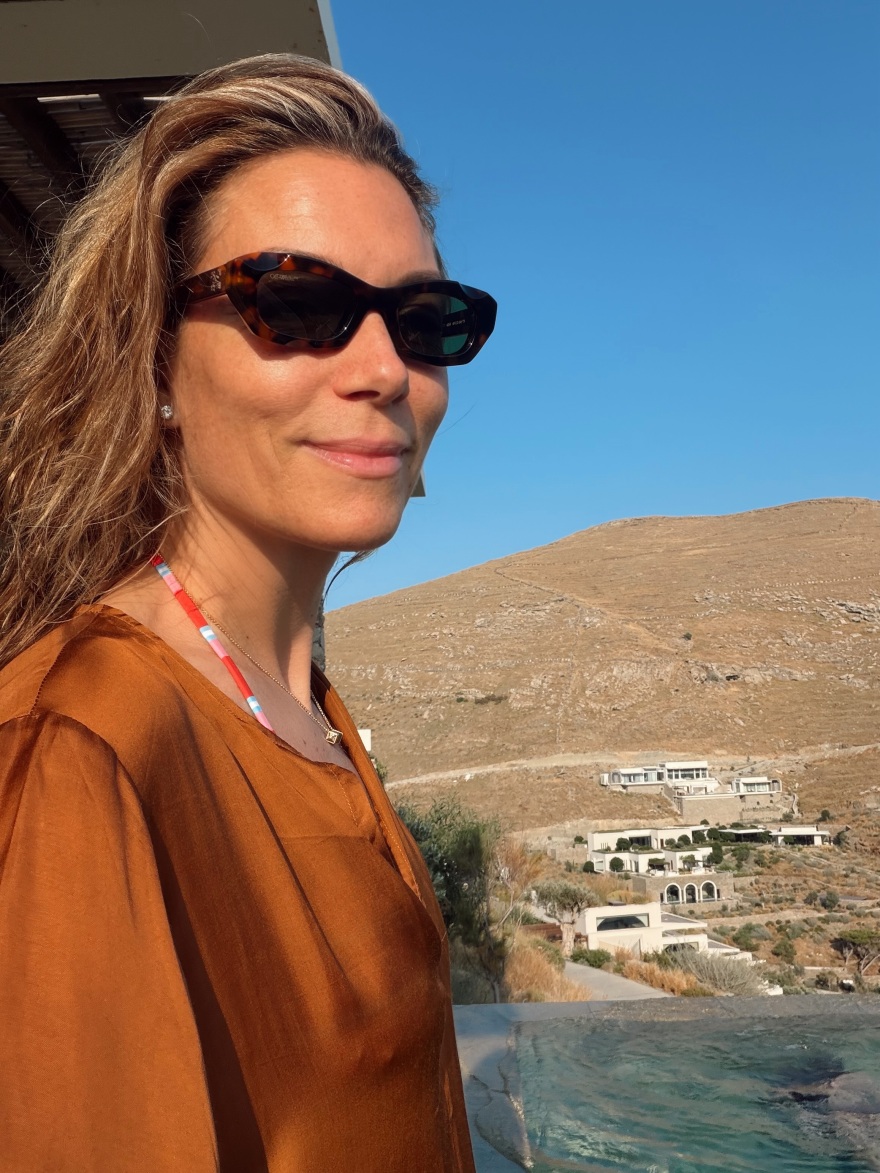 Η Βίκυ Καγιά γιόρτασε τα γενέθλιά της στην Κέα με τον Ηλία Κρασσά και τα παιδιά τους